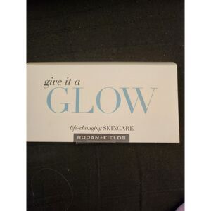 Give it a glow Skin Care Samples 5 packs B37